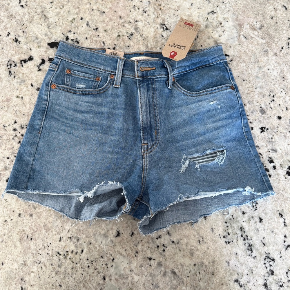 NWT Levi’s high-rise denim shorts